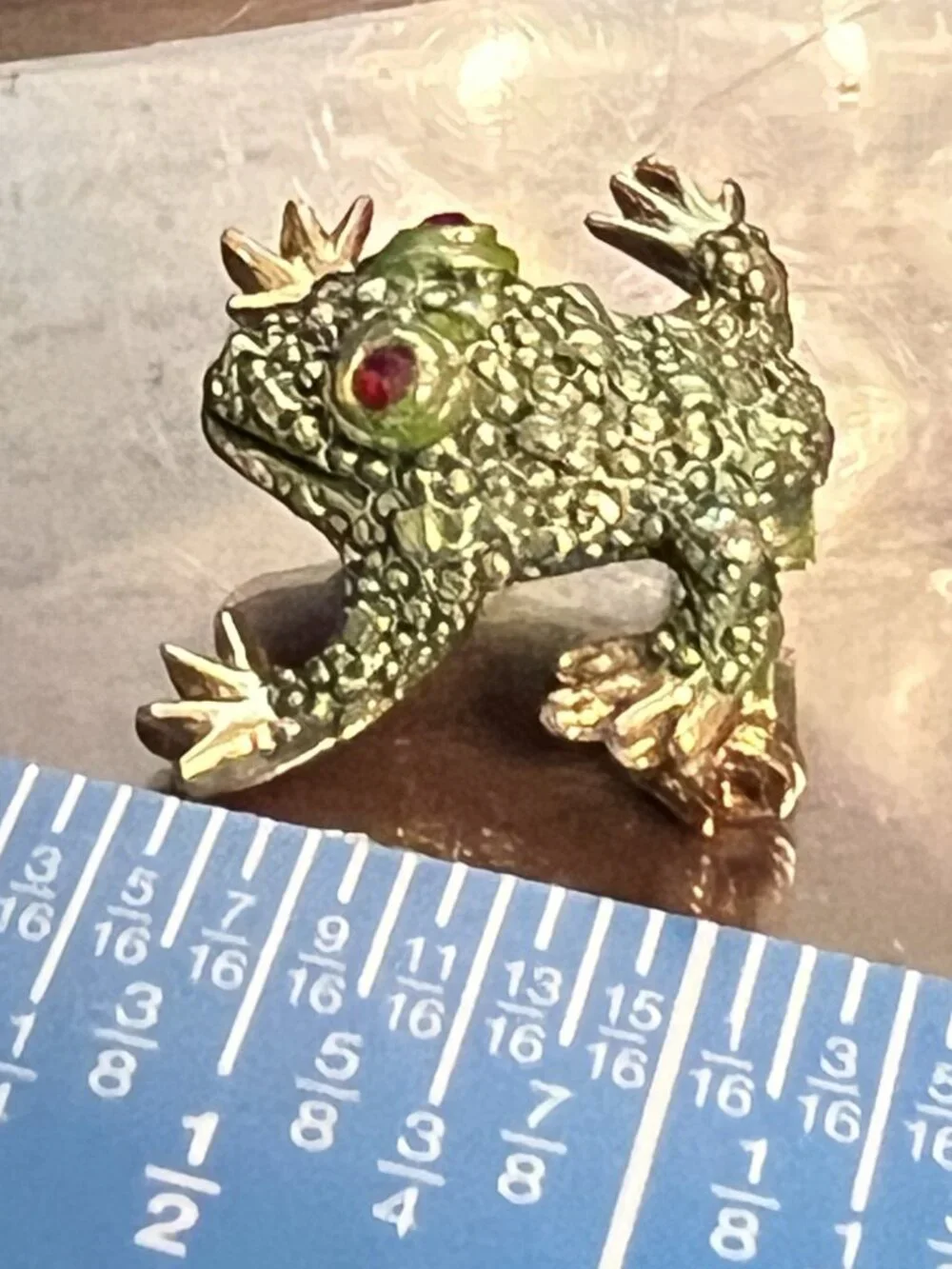 Mini Green Tree Frog Red Rhinestone Eyes Pin Brooch (257)